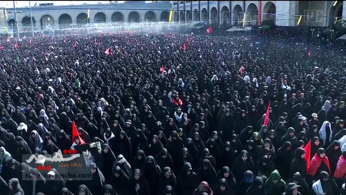 اقامه نماز بر پیکر رهبر شهید انقلاب با حضور فرزندانشان +تصاویر — تصویر 11