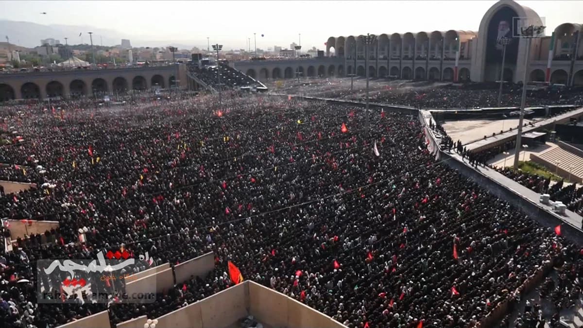 اقامه نماز بر پیکر رهبر شهید انقلاب با حضور فرزندانشان +تصاویر — تصویر 13