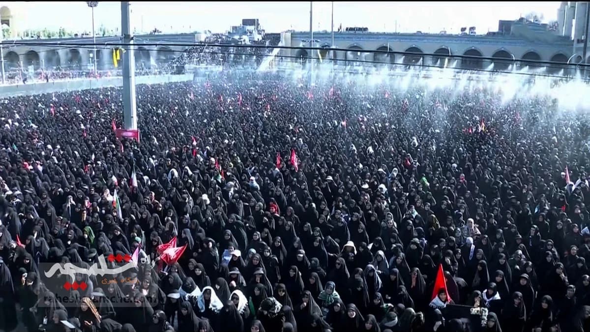 اقامه نماز بر پیکر رهبر شهید انقلاب با حضور فرزندانشان +تصاویر — تصویر 17