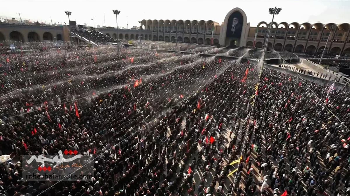 اقامه نماز بر پیکر رهبر شهید انقلاب با حضور فرزندانشان +تصاویر — تصویر 16