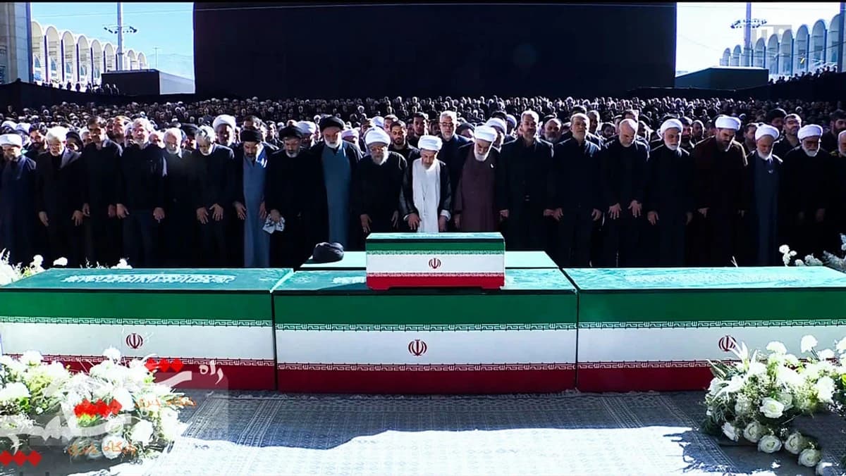اقامه نماز بر پیکر رهبر شهید انقلاب با حضور فرزندانشان +تصاویر — تصویر 19