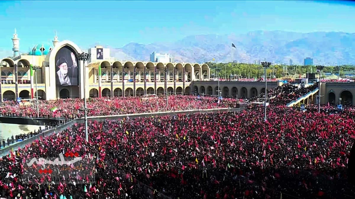 اقامه نماز بر پیکر رهبر شهید انقلاب با حضور فرزندانشان +تصاویر — تصویر 21