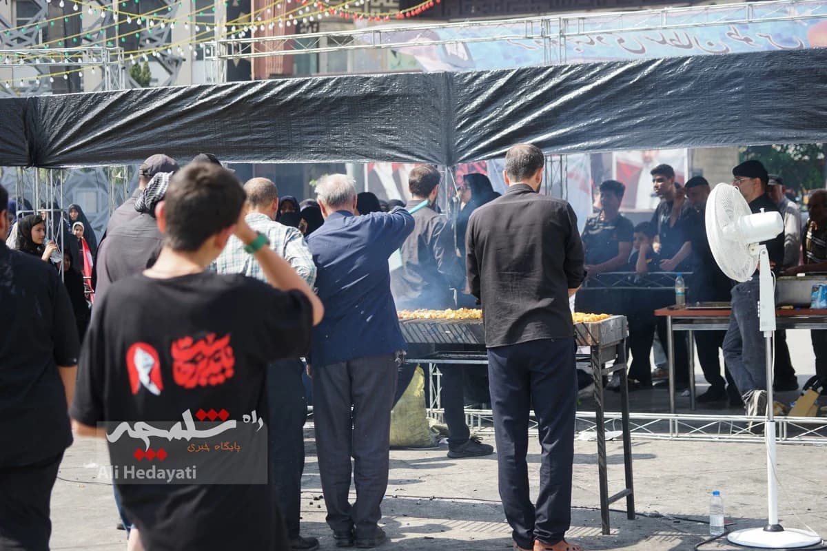 جوجهکباب نذری امام رضایی در میدان امام حسین(ع) +تصاویر — تصویر 2