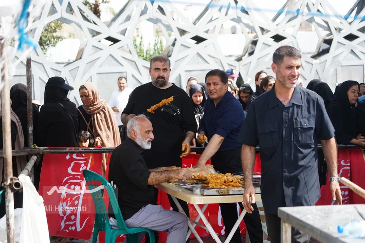 جوجهکباب نذری امام رضایی در میدان امام حسین(ع) +تصاویر — تصویر 17