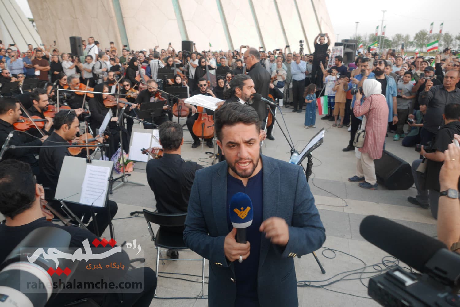 لحظاتی شاد با اجرای ارکستر سمفونیک ایران در میدان آزادی تهران +تصاویر — تصویر 55
