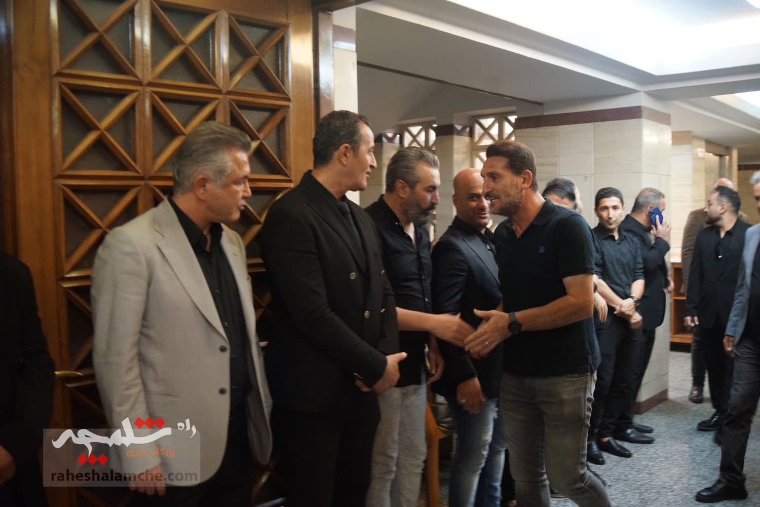 حضور بزرگان فوتبال کشور در ختم پدر خداداد عزیزی +تصاویر(2) — تصویر 45