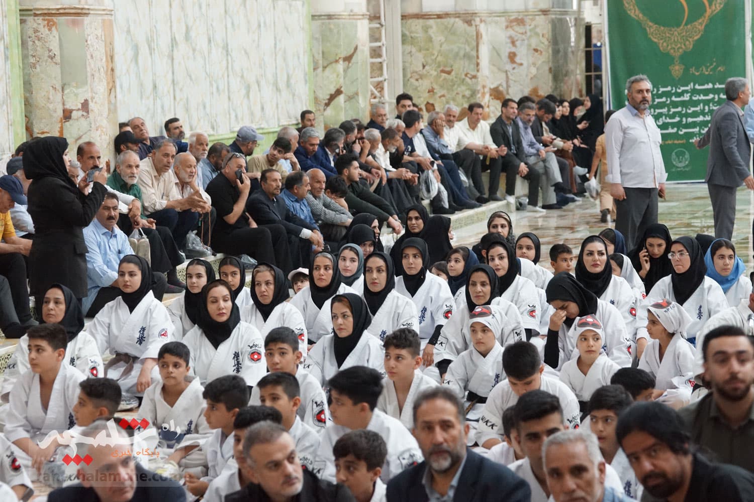 حضور جامعه ورزش و جوانان در حرم امام خمینی(ره) +تصاویر — تصویر 72