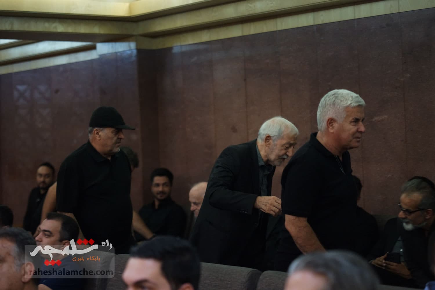 حضور بزرگان فوتبال کشور در ختم پدر خداداد عزیزی +تصاویر(2) — تصویر 62
