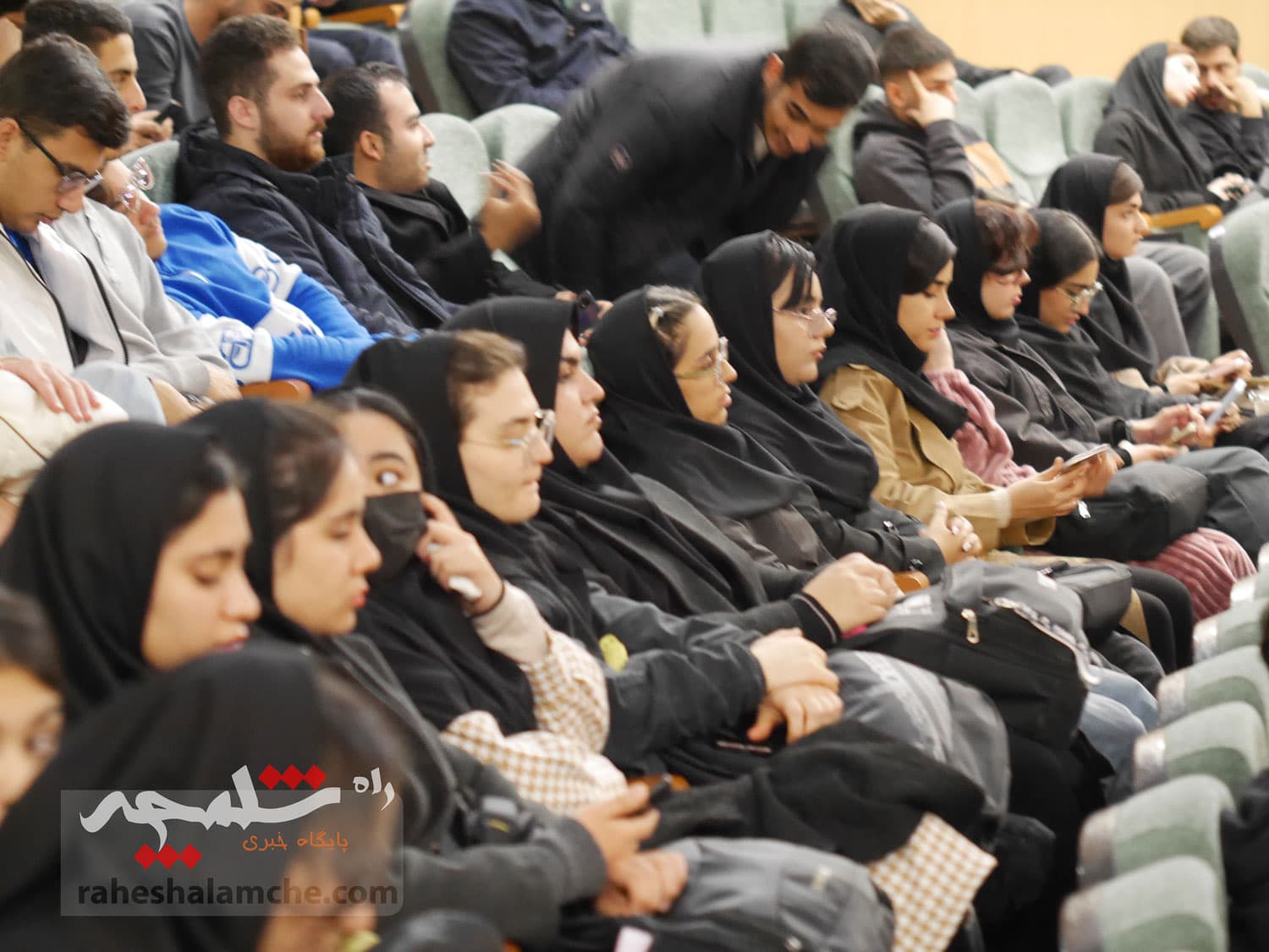 نشست صمیمی طحاننظیف با دانشجویان دانشگاه آزاد واحد مرکز +تصاویر — تصویر 37