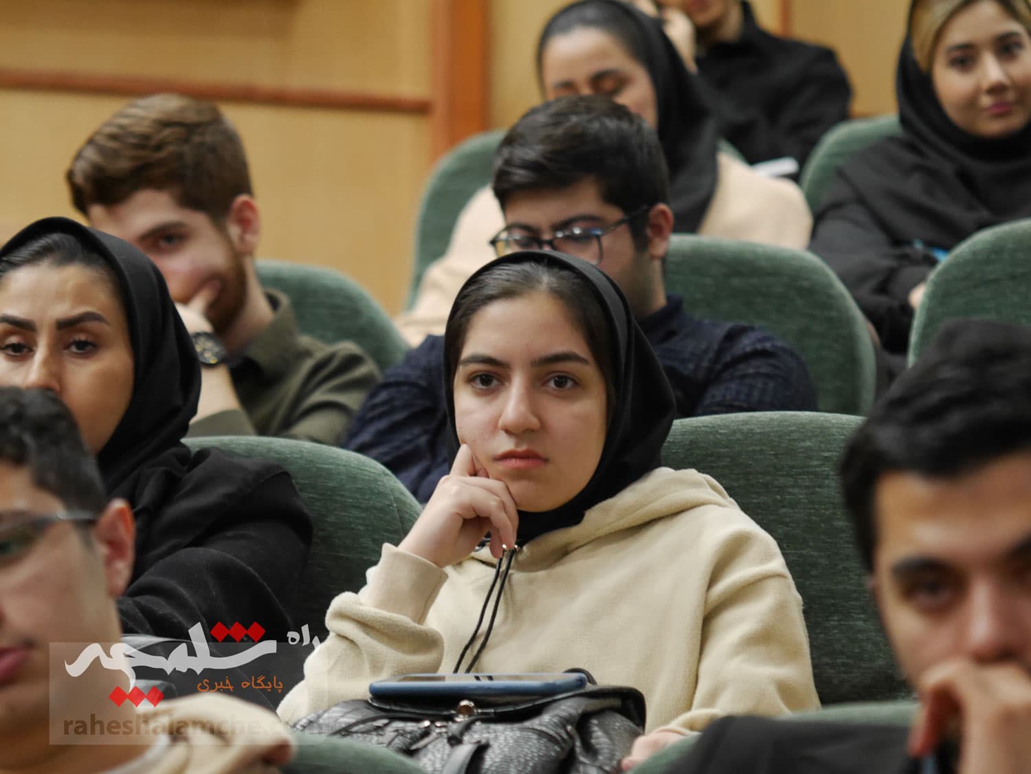نشست صمیمی طحاننظیف با دانشجویان دانشگاه آزاد واحد مرکز +تصاویر — تصویر 25