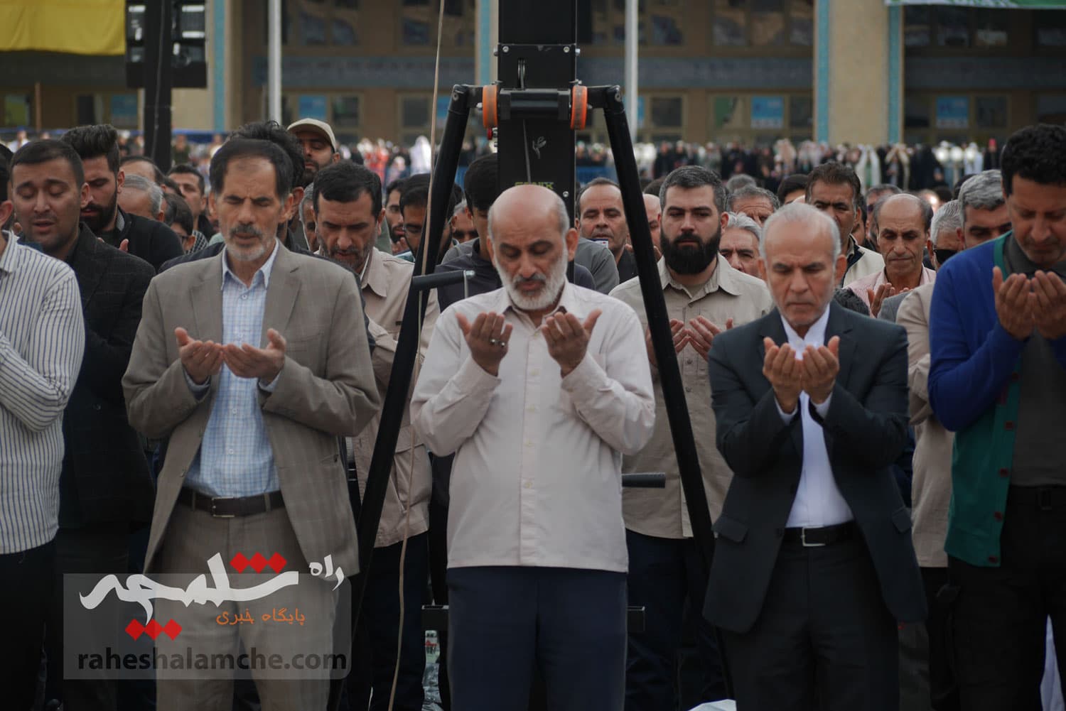 گزارش تصویری اختصاصی راه شلمچه از نماز عید فطر به امامت رهبر انقلاب — تصویر 65