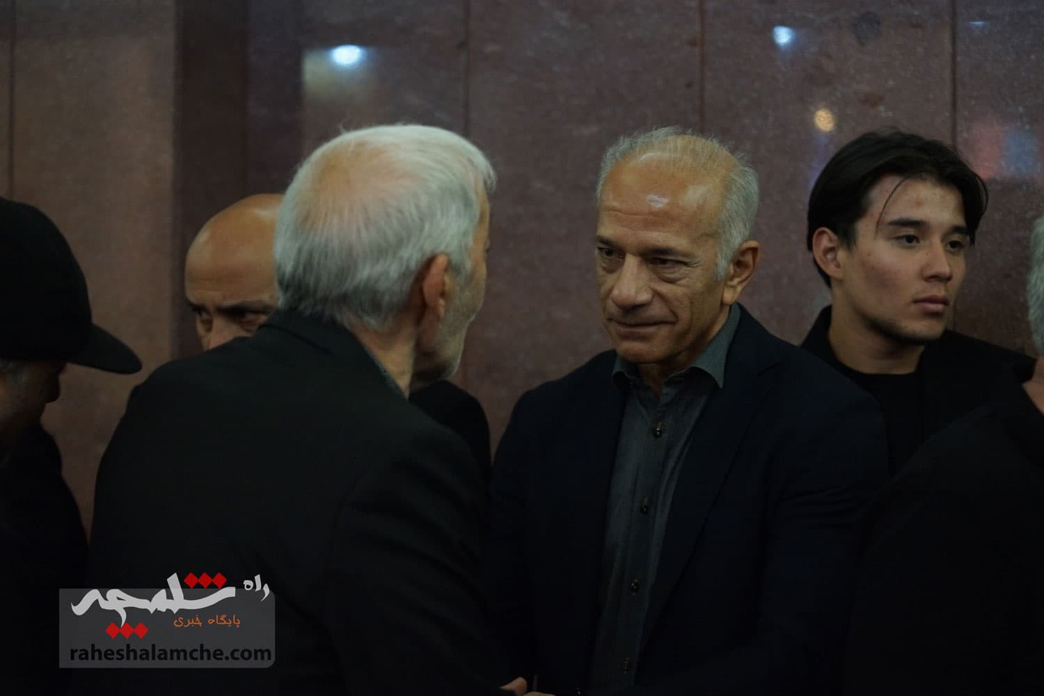 حضور بزرگان فوتبال کشور در ختم پدر خداداد عزیزی +تصاویر(2) — تصویر 63