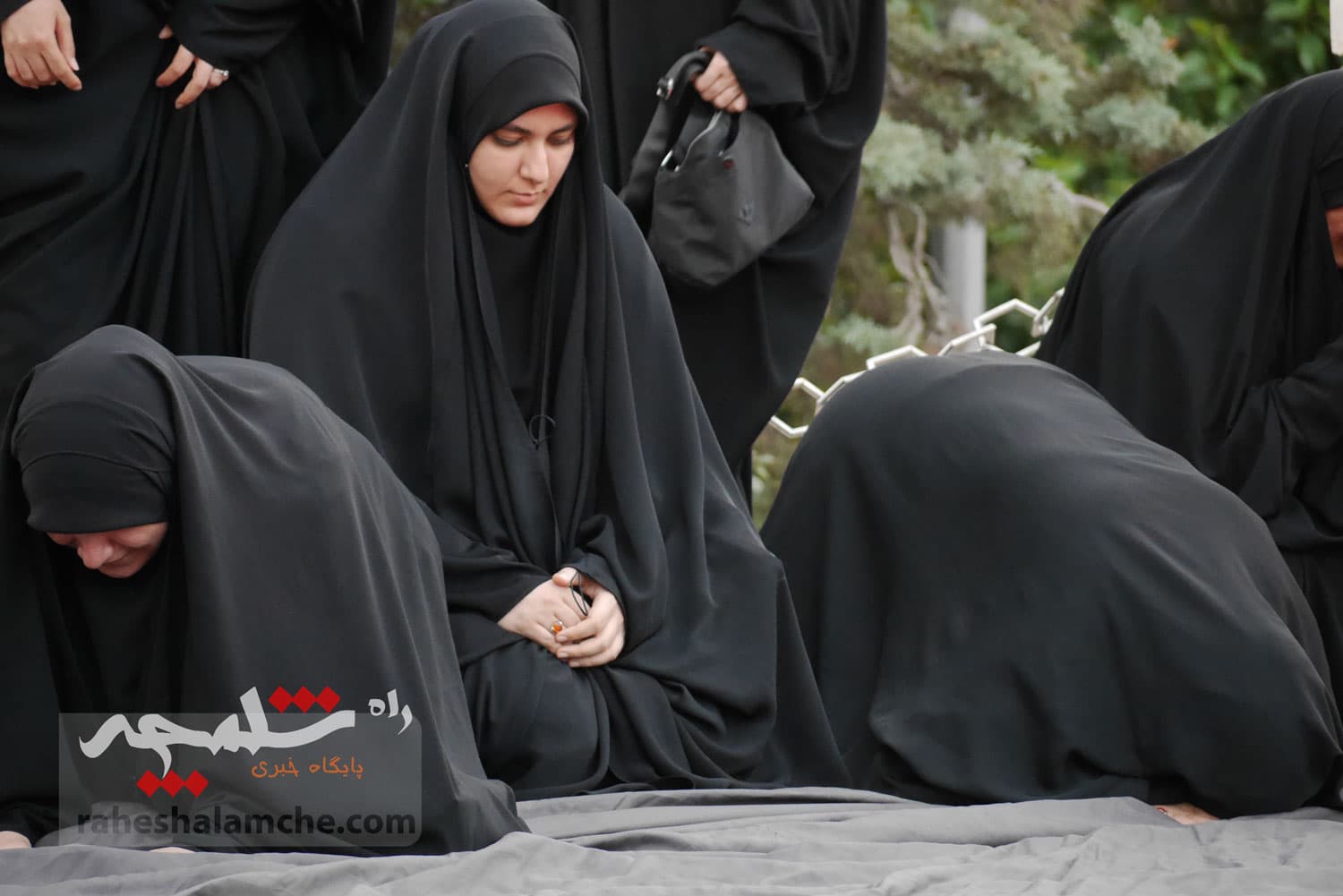 تهران با اهتزاز بزرگترین پرچم عزای حسینی در جهان به استقبال محرم رفت +تصاویر — تصویر 34