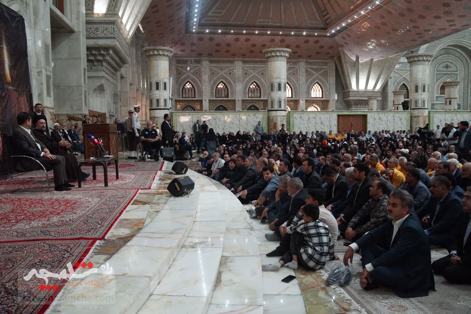 حضور جامعه ورزش و جوانان در حرم امام خمینی(ره) +تصاویر — تصویر 91