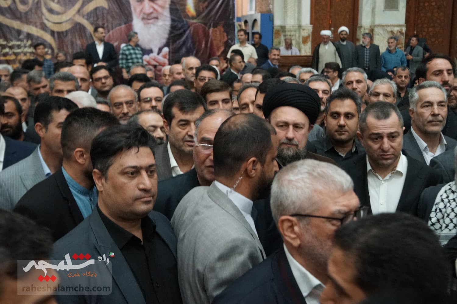 حضور جامعه ورزش و جوانان در حرم امام خمینی(ره) +تصاویر — تصویر 29