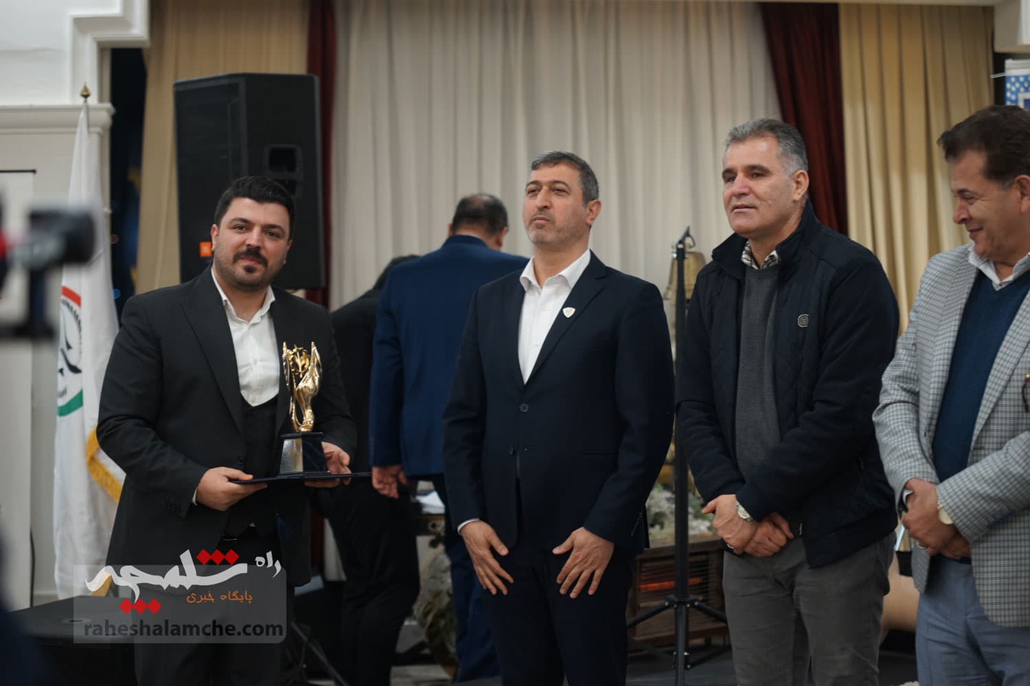 چه کسانی در نخستین کنگره ملی حامیان صلح ایران حضور داشتند؟ +تصاویر — تصویر 100