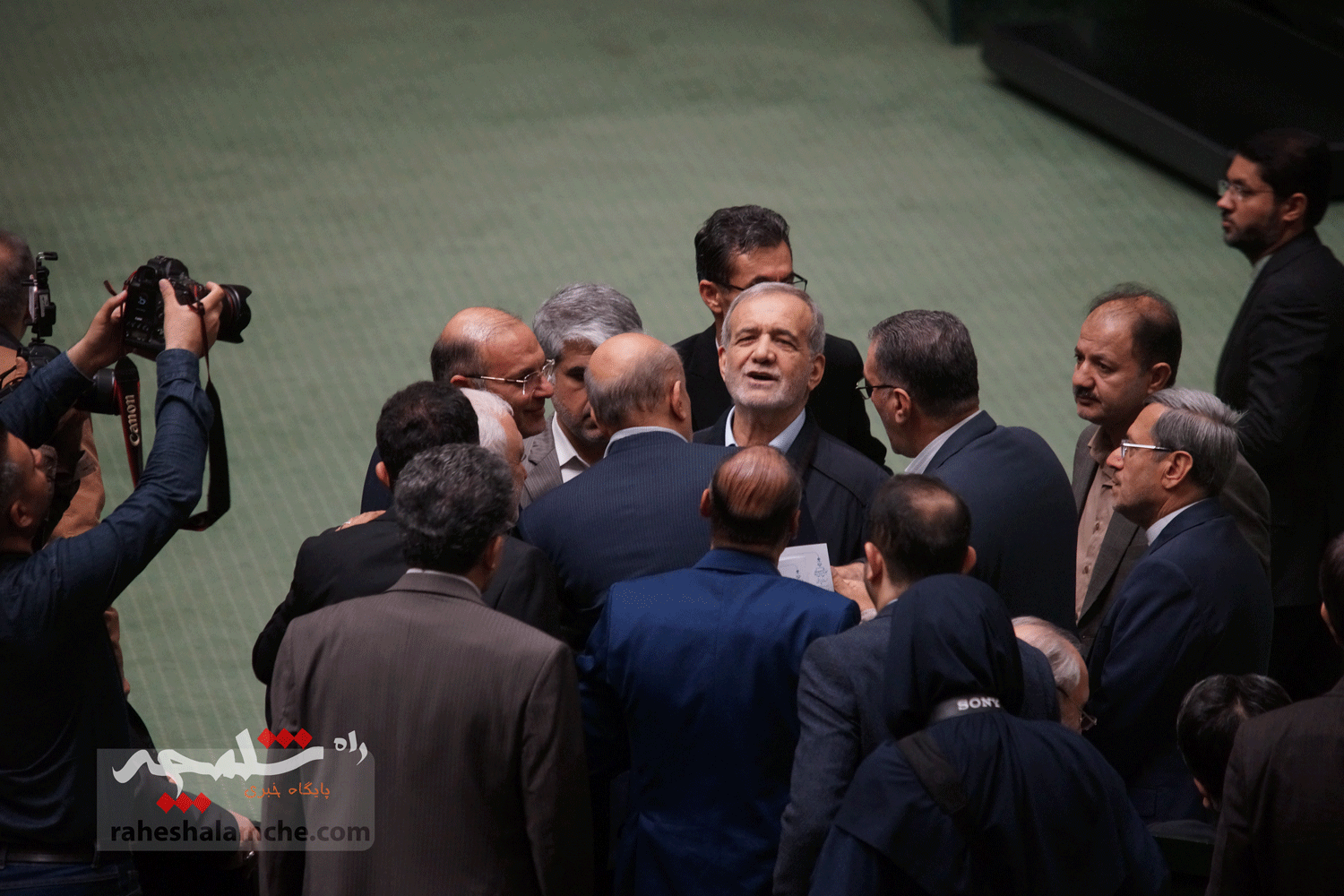 پزشکیان برای دفاع از کلیات بودجه 1404 به مجلس رفت +تصاویر — تصویر 20