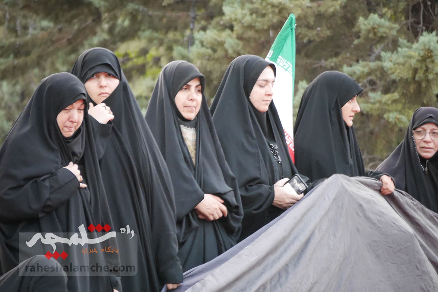 تهران با اهتزاز بزرگترین پرچم عزای حسینی در جهان به استقبال محرم رفت +تصاویر — تصویر 37