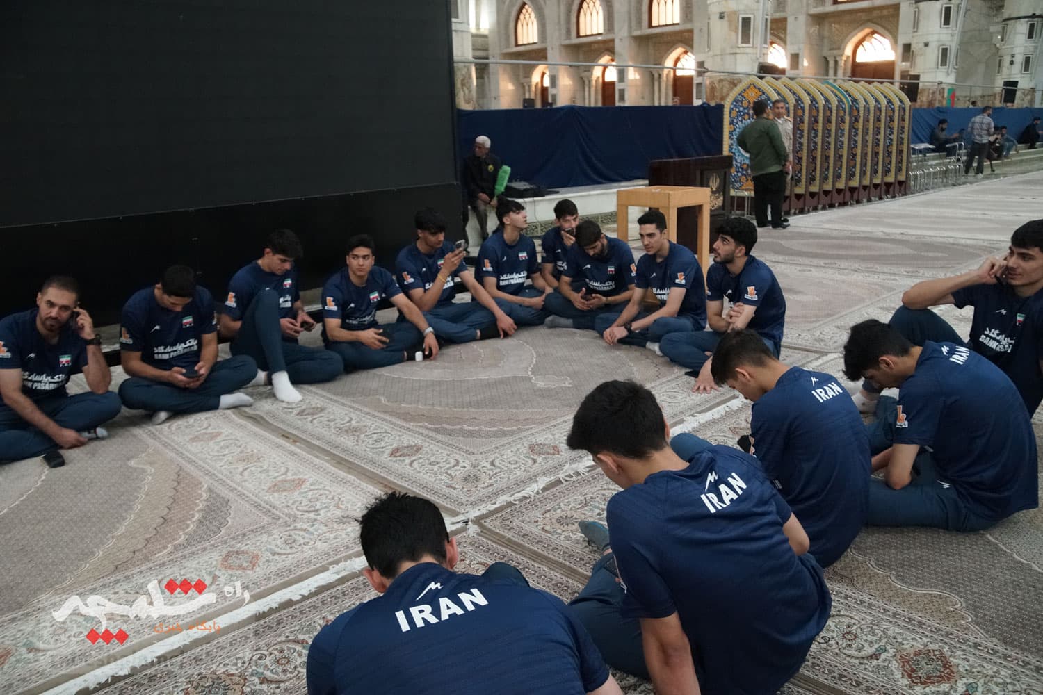 حضور جامعه ورزش و جوانان در حرم امام خمینی(ره) +تصاویر — تصویر 7