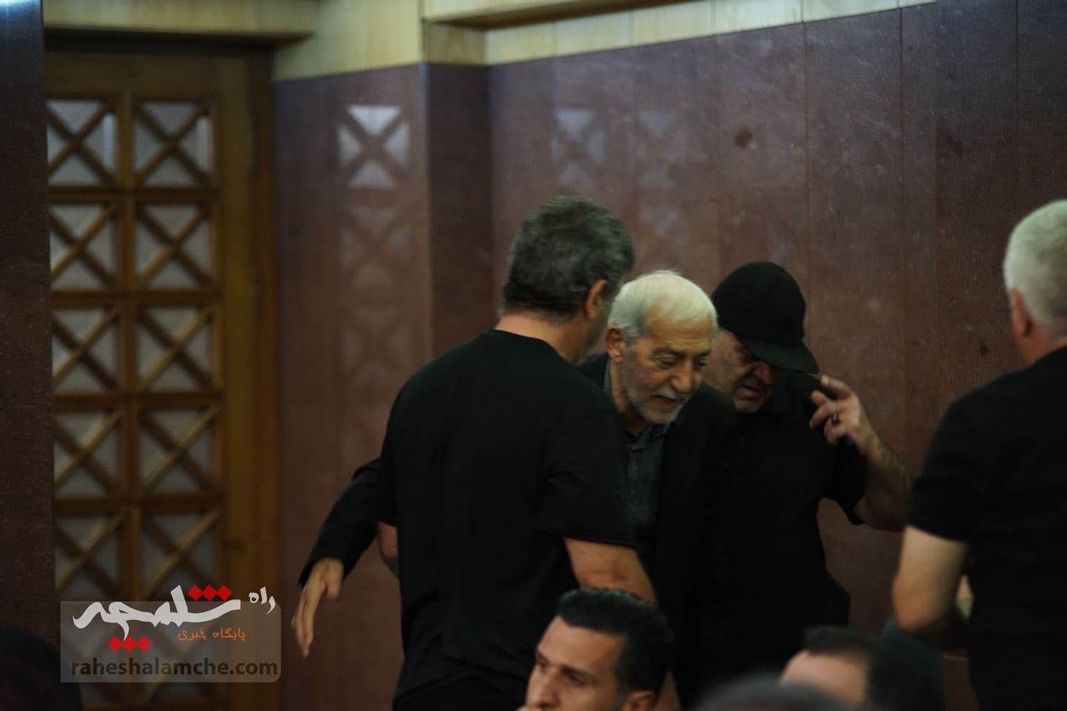 حضور بزرگان فوتبال کشور در ختم پدر خداداد عزیزی +تصاویر(2) — تصویر 61