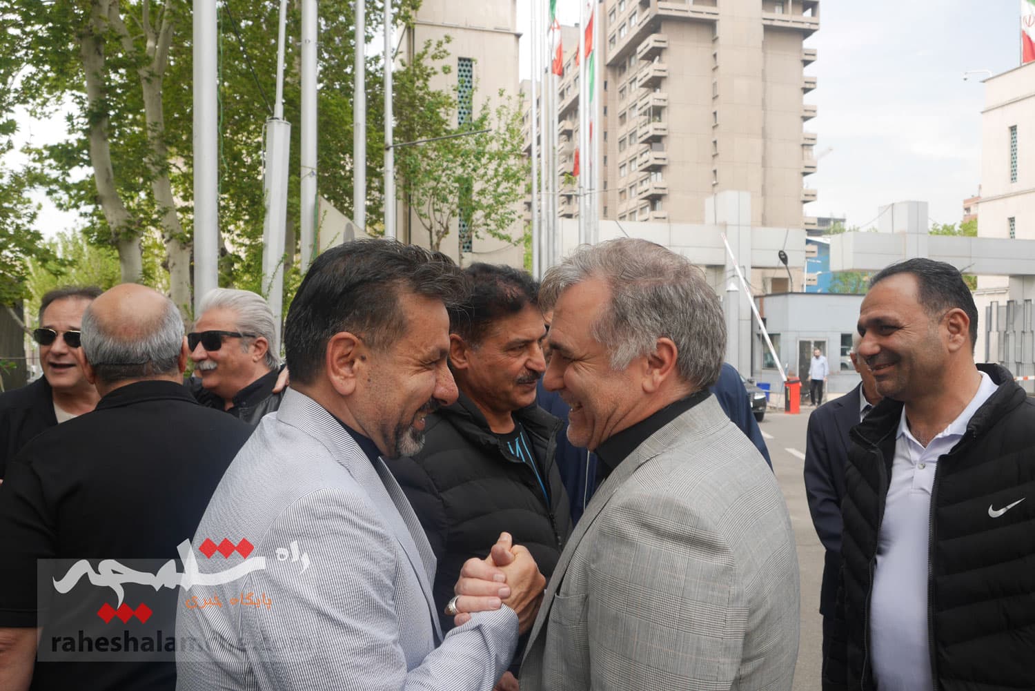 چه کسانی در مراسم تشییع پیکر «عمو ظلی» حضور دارشتند +تصاویر — تصویر 37