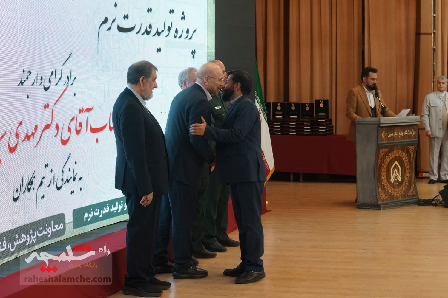 تجلیل از منتخبان جشنواره پژوهشی و فناوری در دانشگاه جامع امام حسین(ع) +تصاویر — تصویر 109