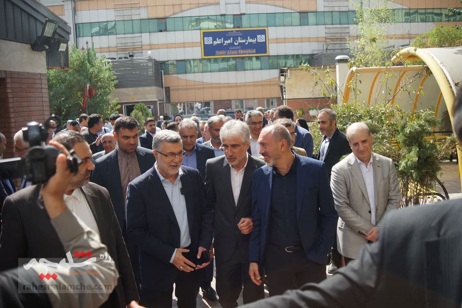 حضور ظفرقندی در بیمارستان امیراعلم تهران+ تصاویر — تصویر 37