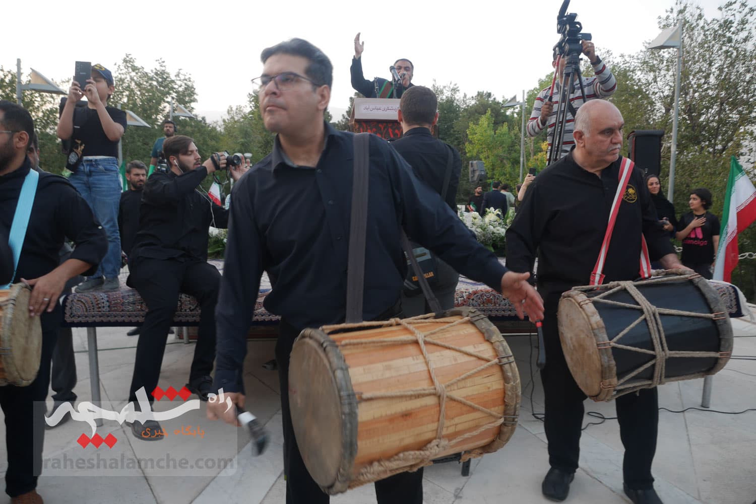 تهران با اهتزاز بزرگترین پرچم عزای حسینی در جهان به استقبال محرم رفت +تصاویر — تصویر 47
