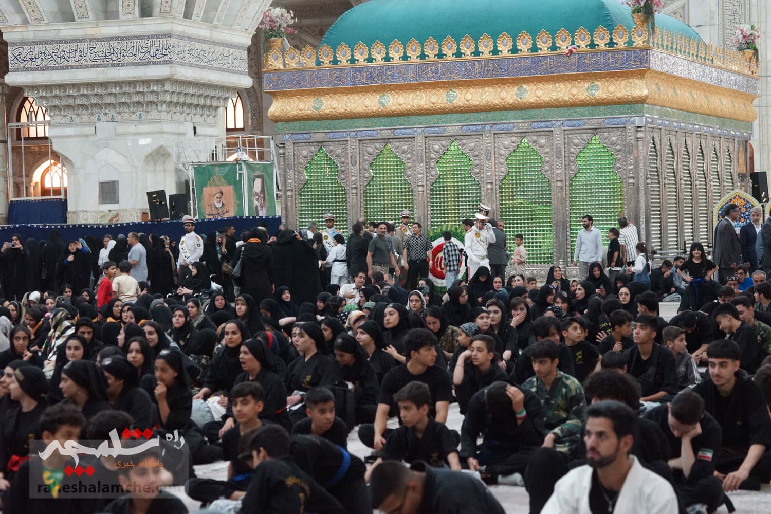 حضور جامعه ورزش و جوانان در حرم امام خمینی(ره) +تصاویر — تصویر 89