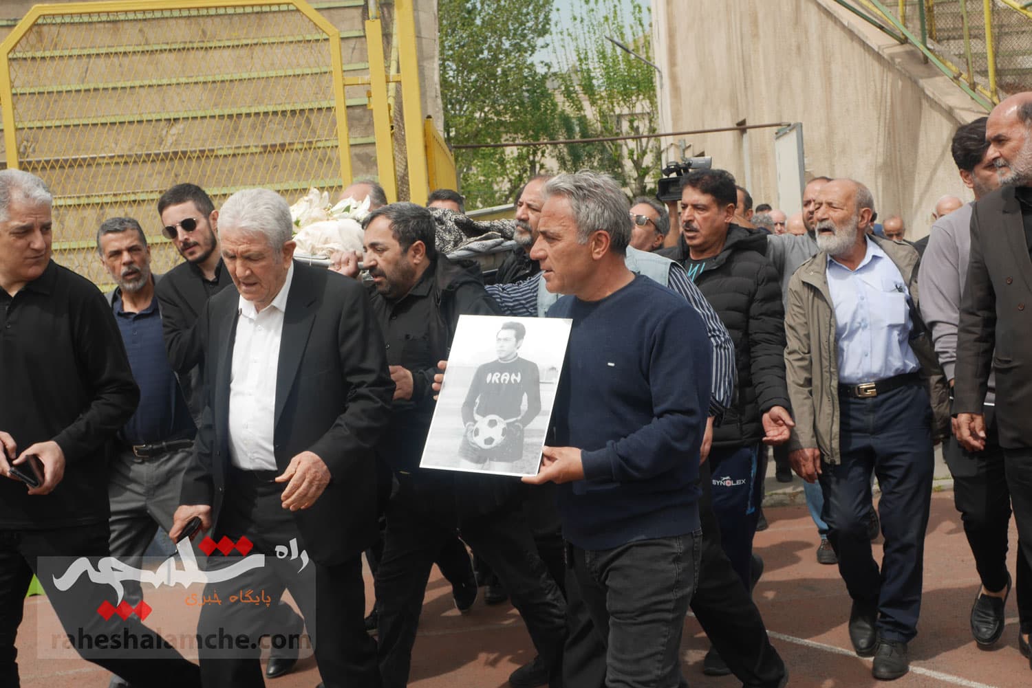 چه کسانی در مراسم تشییع پیکر «عمو ظلی» حضور دارشتند +تصاویر — تصویر 84