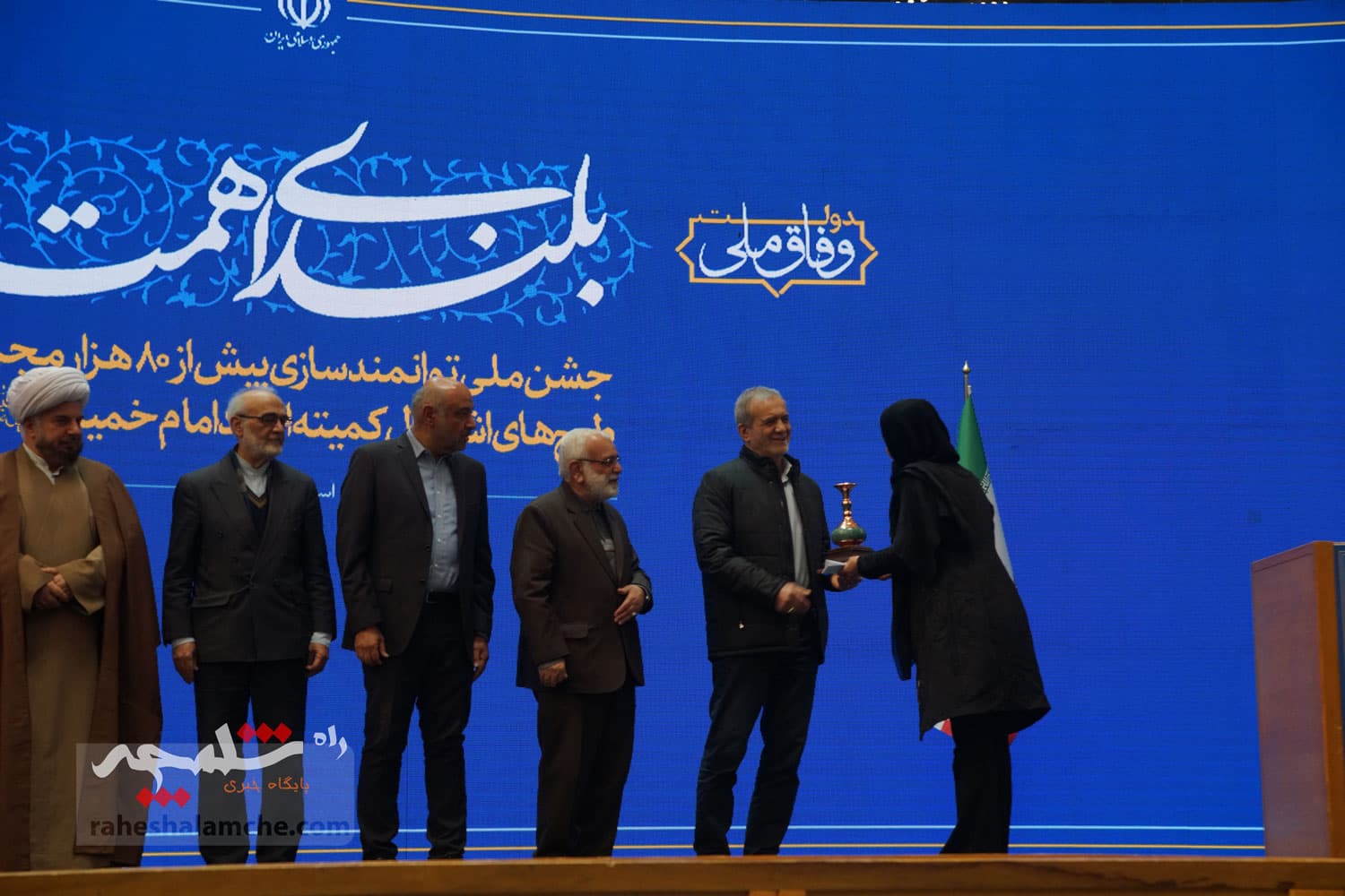آیین تجلیل از طرحهای برگزیده اشتغال آفرین در کمیته امداد با حضور پزشکیان +تصاویر — تصویر 97