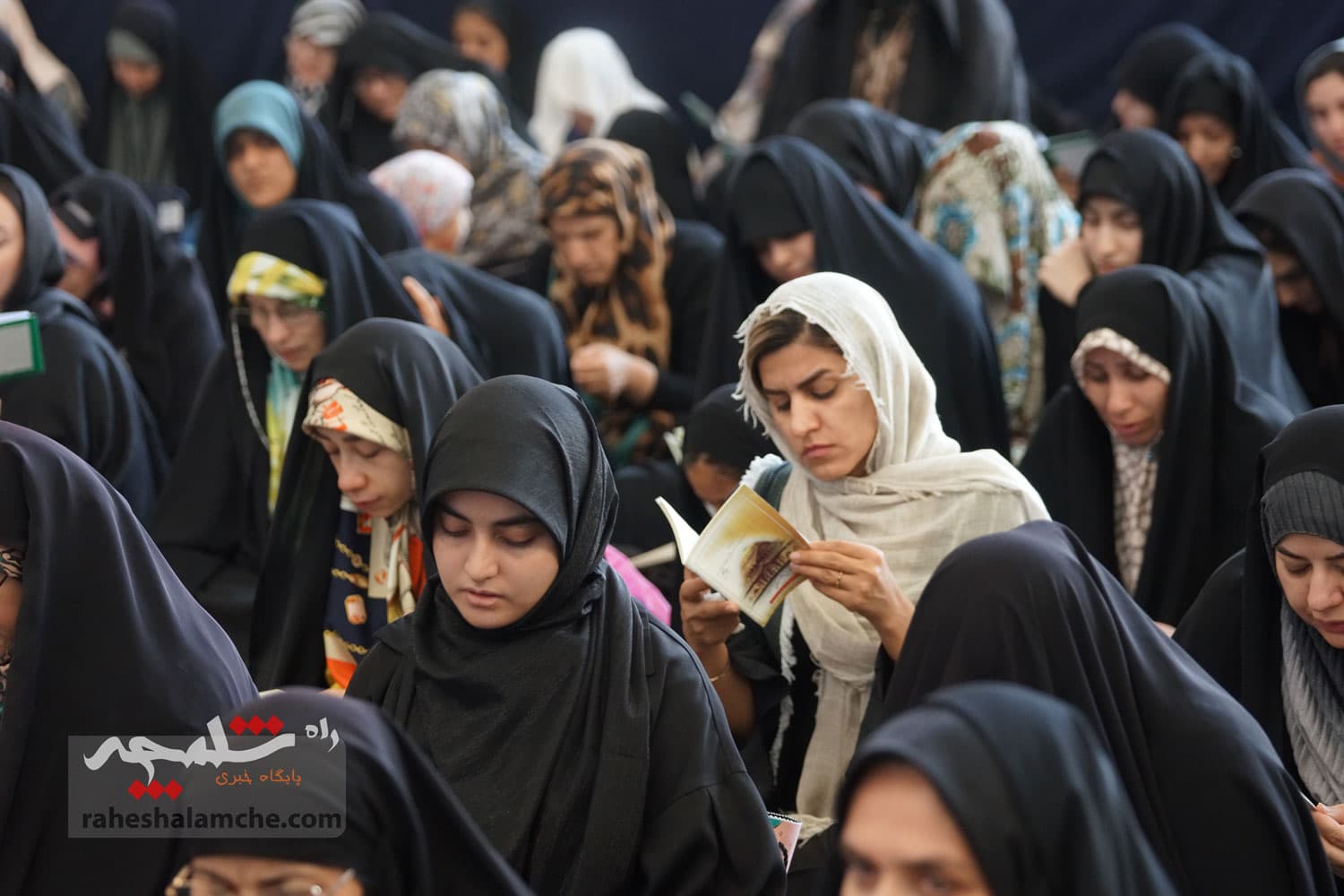 مراسم دعای عرفه در مصلی امام خمینی(ره) برگزار شد +تصاویر — تصویر 73
