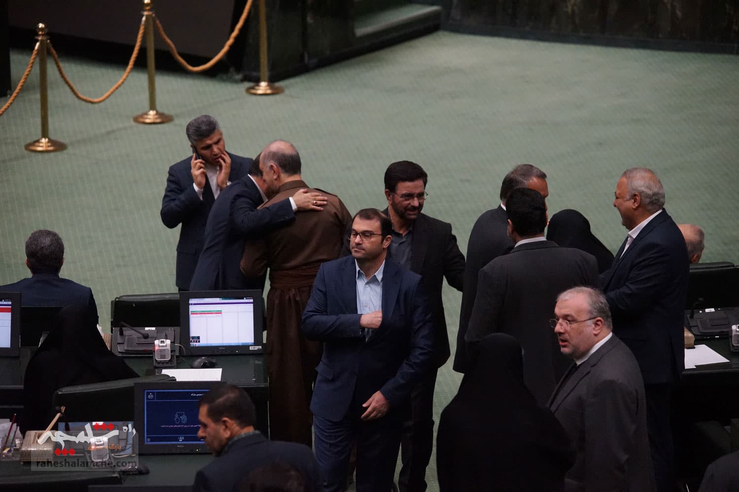 وزیر اقتصاد با 182 رای برکنار شد +تصاویر حاشیهها — تصویر 38