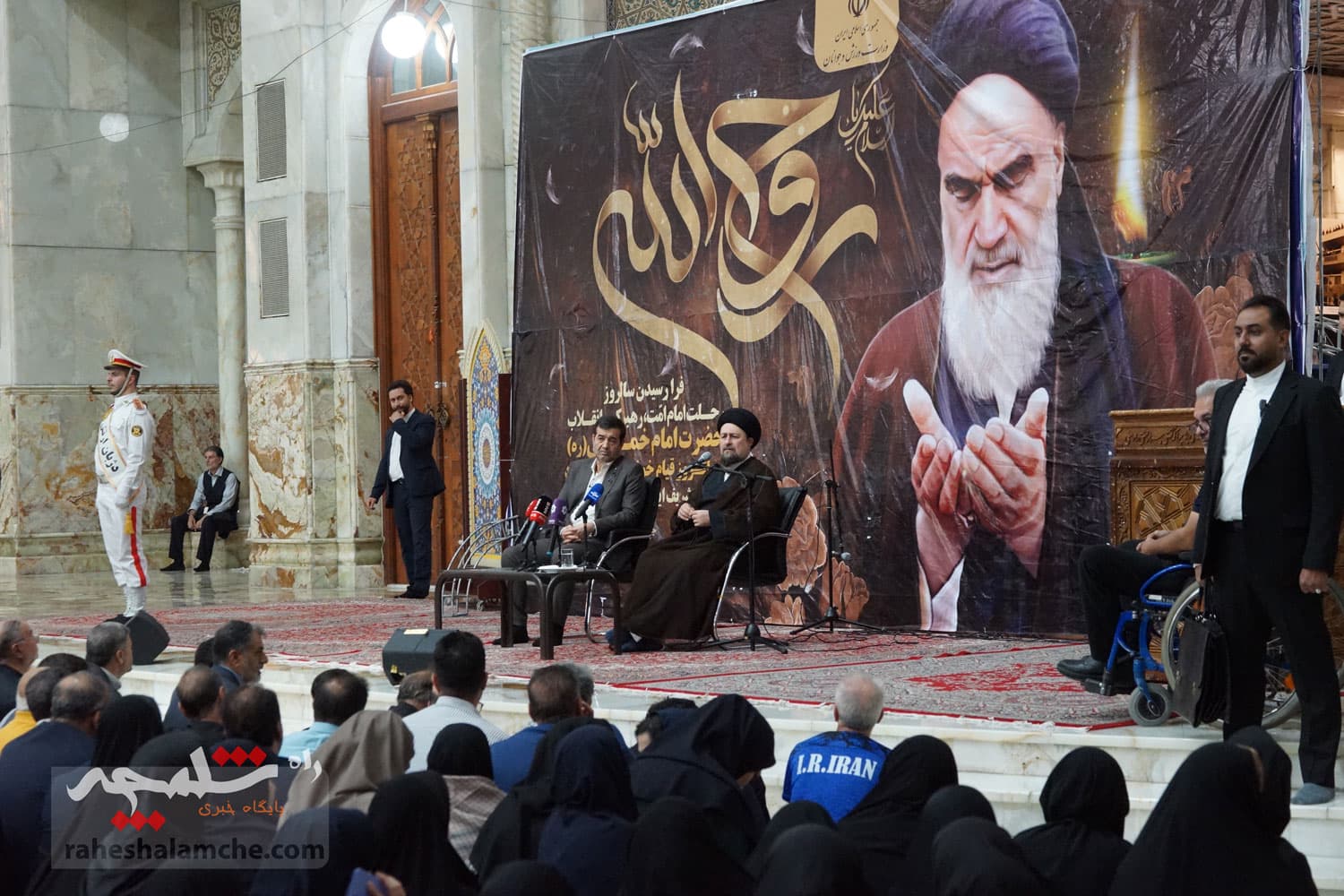 حضور جامعه ورزش و جوانان در حرم امام خمینی(ره) +تصاویر — تصویر 70