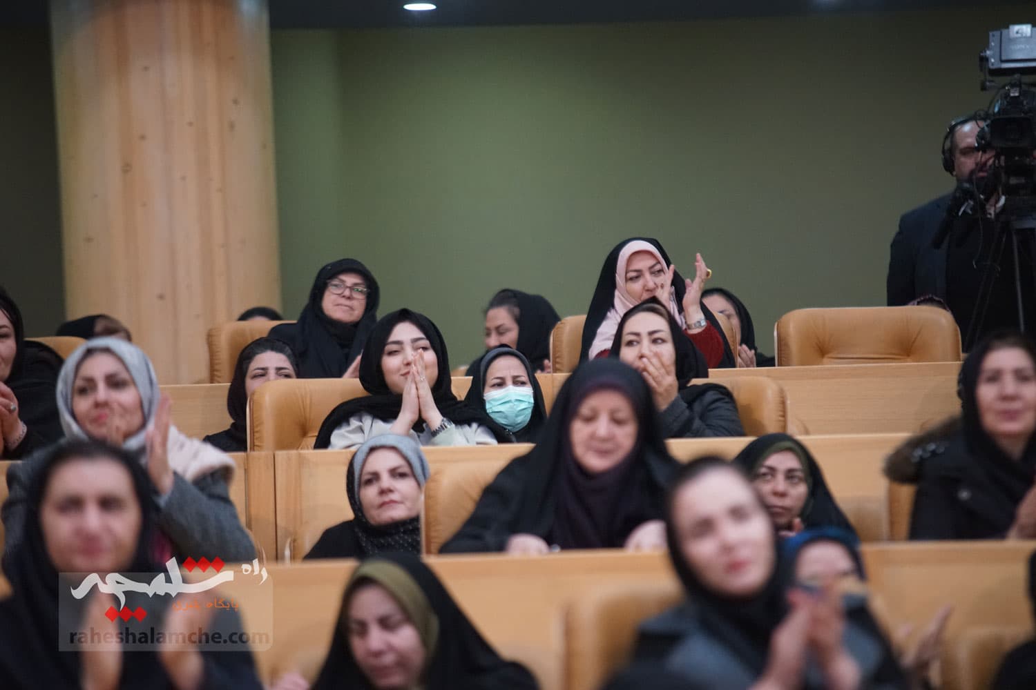 آیین تجلیل از طرحهای برگزیده اشتغال آفرین در کمیته امداد با حضور پزشکیان +تصاویر — تصویر 12