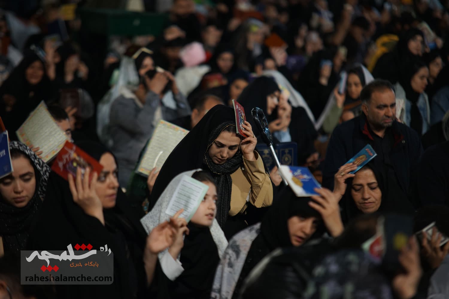 طنین نجوای «الهی العفو» دومین شب قدر در حرم عبدالعظیم حسنی(ع) +تصاویر — تصویر 73