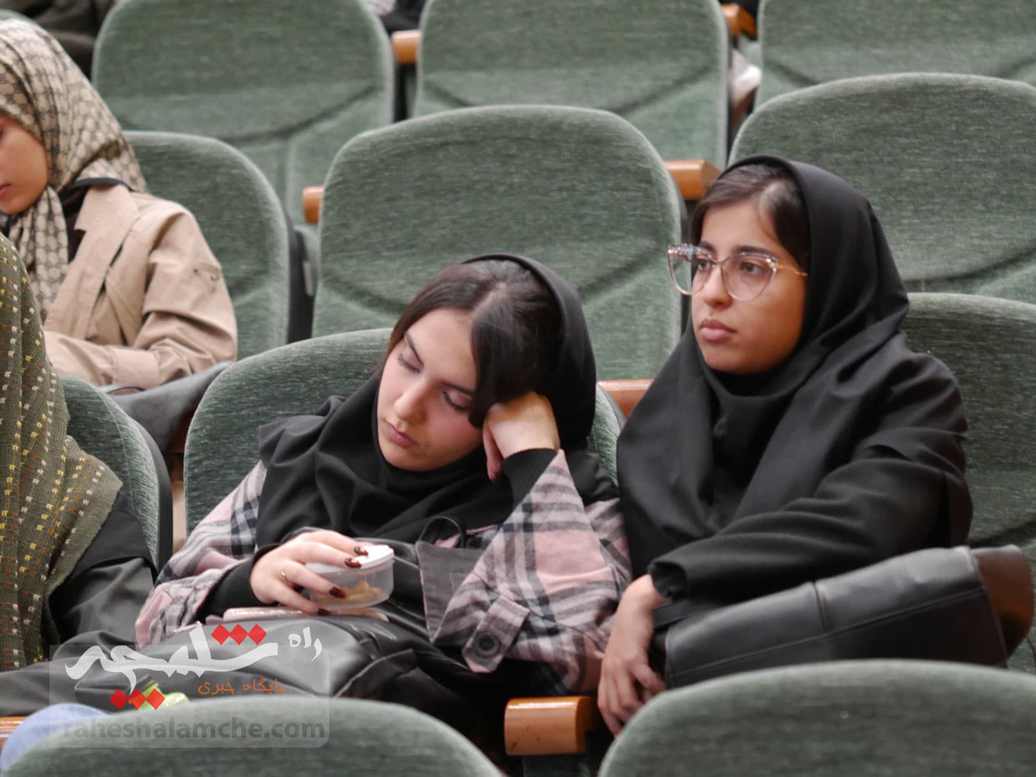 نشست صمیمی طحاننظیف با دانشجویان دانشگاه آزاد واحد مرکز +تصاویر — تصویر 36