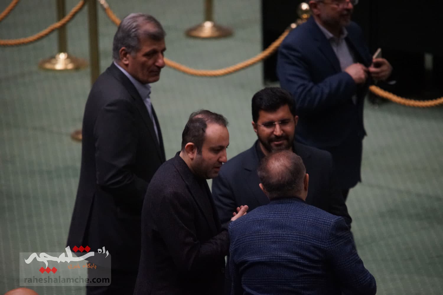 وزیر اقتصاد با 182 رای برکنار شد +تصاویر حاشیهها — تصویر 98