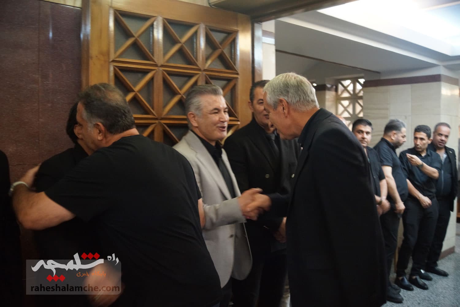حضور بزرگان فوتبال کشور در ختم پدر خداداد عزیزی +تصاویر(2) — تصویر 41