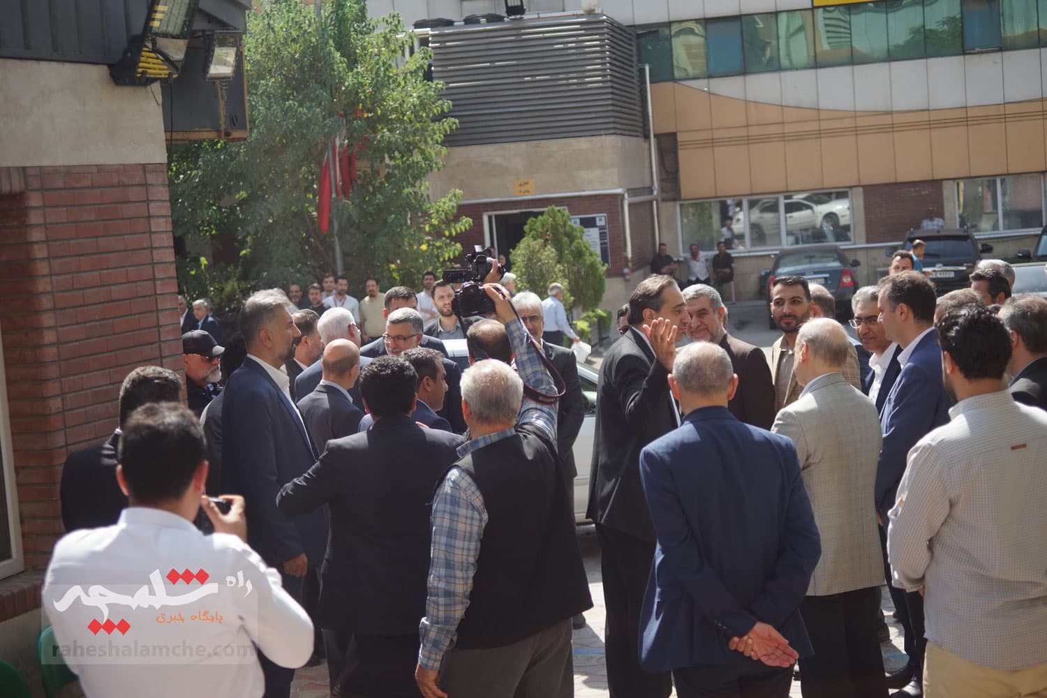 حضور ظفرقندی در بیمارستان امیراعلم تهران+ تصاویر — تصویر 34