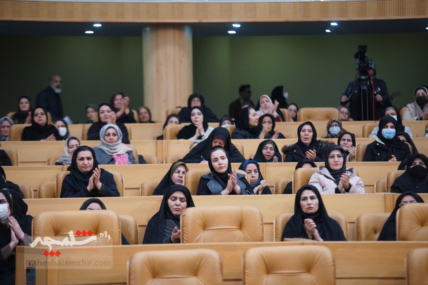 آیین تجلیل از طرحهای برگزیده اشتغال آفرین در کمیته امداد با حضور پزشکیان +تصاویر — تصویر 15