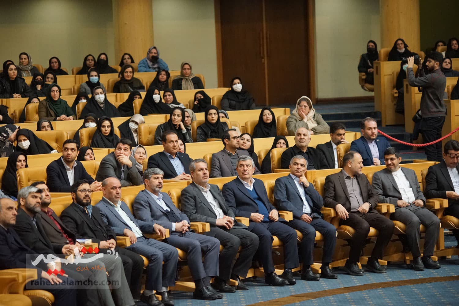 آیین تجلیل از طرحهای برگزیده اشتغال آفرین در کمیته امداد با حضور پزشکیان +تصاویر — تصویر 62