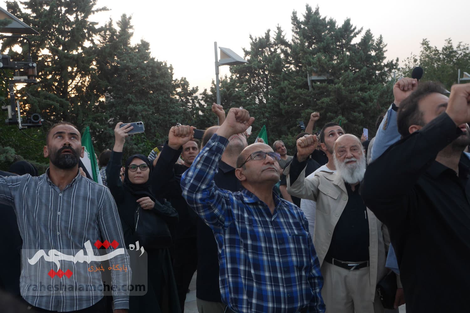 تهران با اهتزاز بزرگترین پرچم عزای حسینی در جهان به استقبال محرم رفت +تصاویر — تصویر 60
