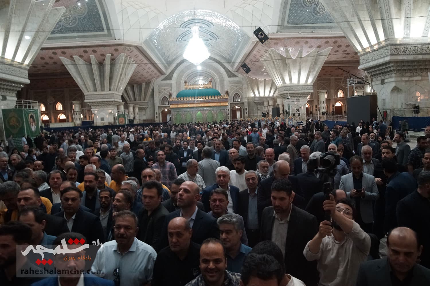 حضور جامعه ورزش و جوانان در حرم امام خمینی(ره) +تصاویر — تصویر 38