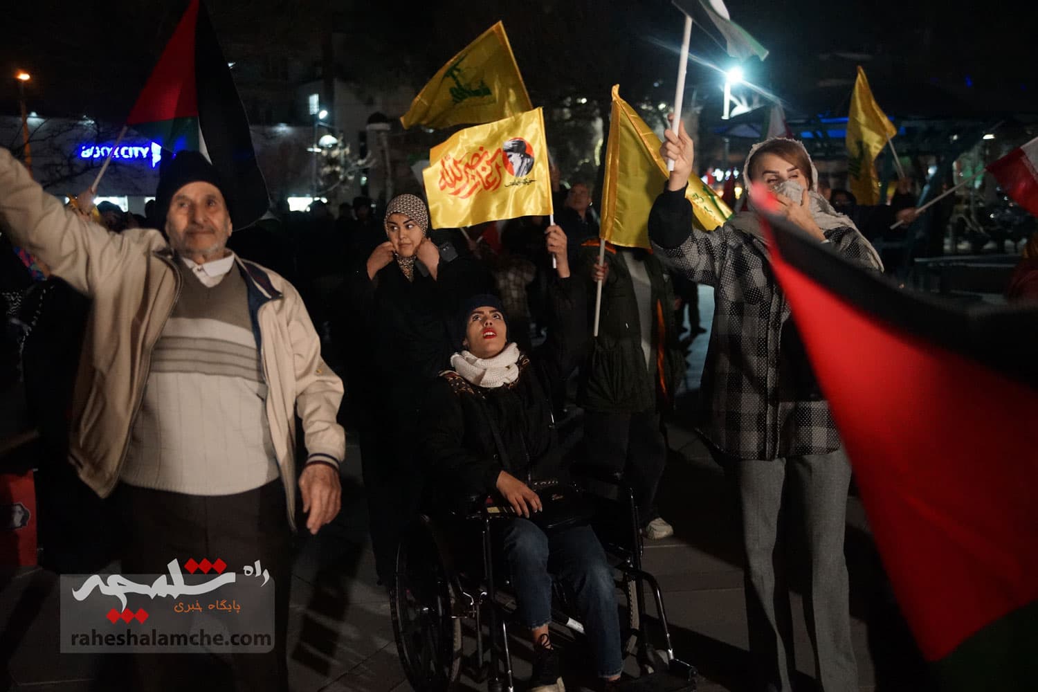 برگزاری جشن پیروزی غزه در میدان هفتحوض تهران +تصاویر — تصویر 14