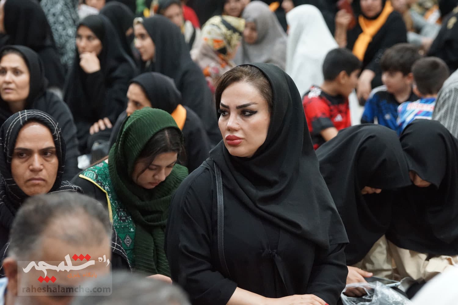 حضور جامعه ورزش و جوانان در حرم امام خمینی(ره) +تصاویر — تصویر 82