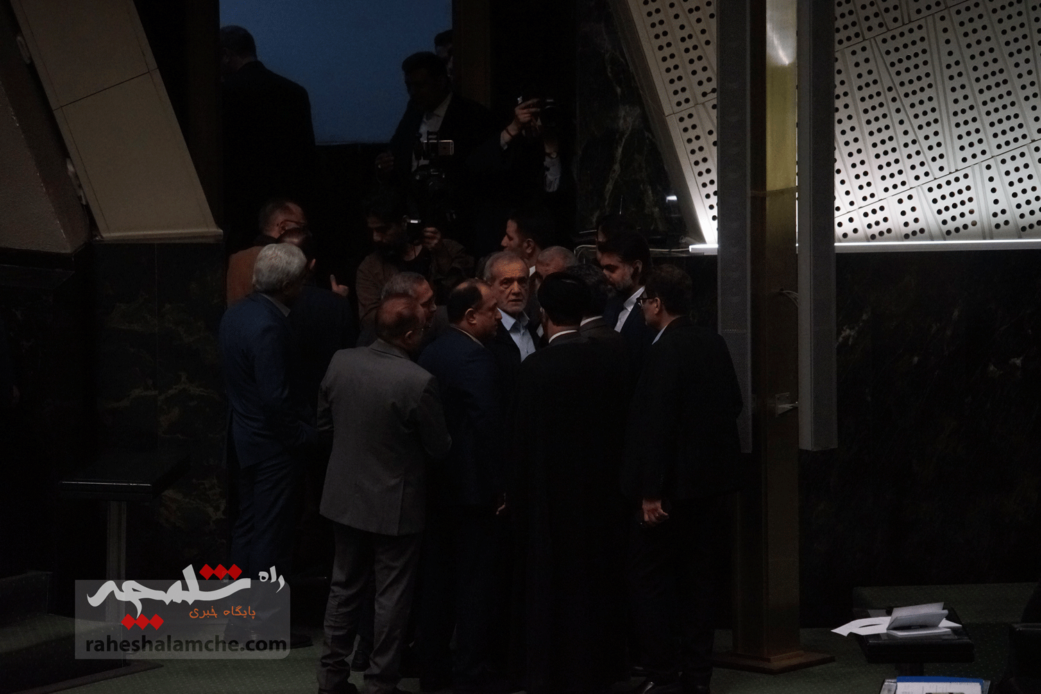 پزشکیان برای دفاع از کلیات بودجه 1404 به مجلس رفت +تصاویر — تصویر 52