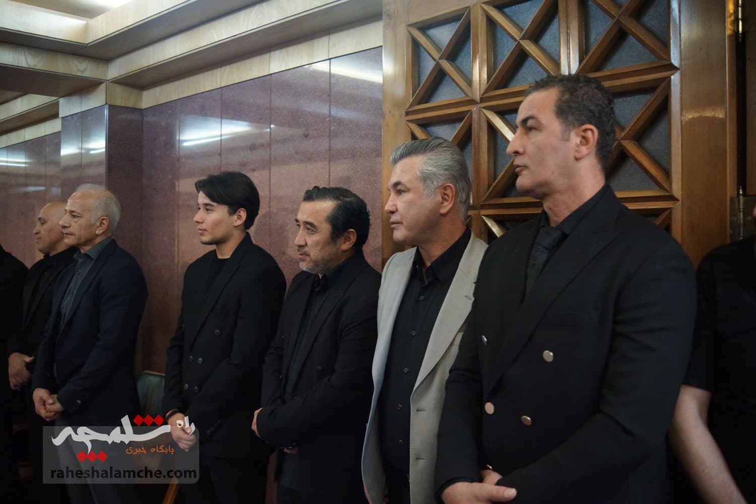 حضور بزرگان فوتبال کشور در ختم پدر خداداد عزیزی +تصاویر(2) — تصویر 39
