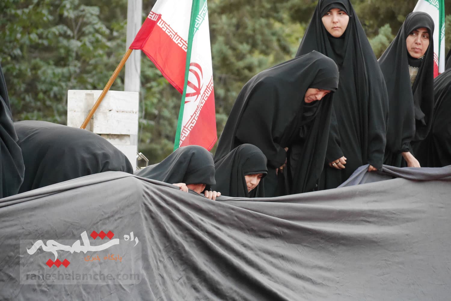 تهران با اهتزاز بزرگترین پرچم عزای حسینی در جهان به استقبال محرم رفت +تصاویر — تصویر 35