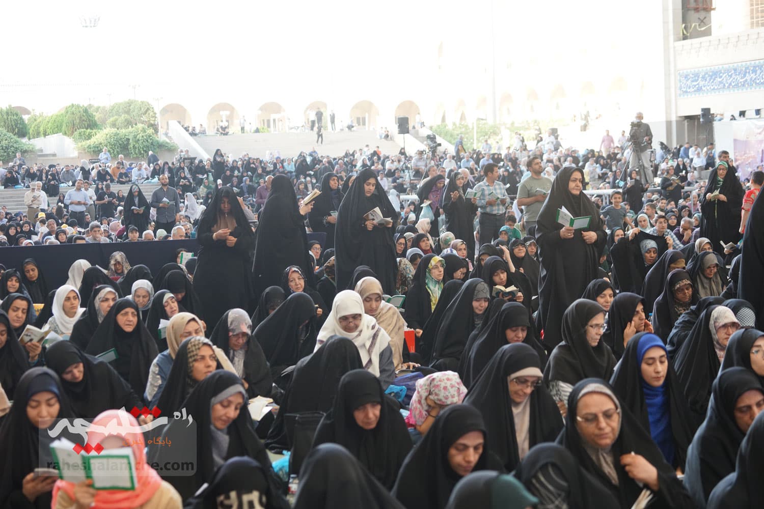 مراسم دعای عرفه در مصلی امام خمینی(ره) برگزار شد +تصاویر — تصویر 100